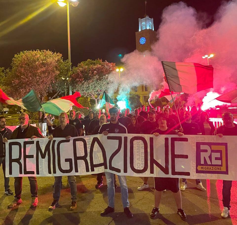 Latina piazza del popolo striscione emigrazione